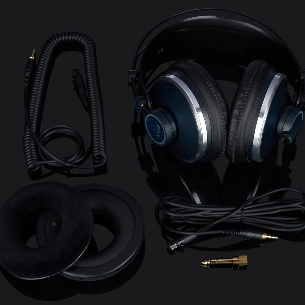AKG K271 MK2 kulaklığının otomatik sessize alma mekanizması ve değiştirilebilir kabloları