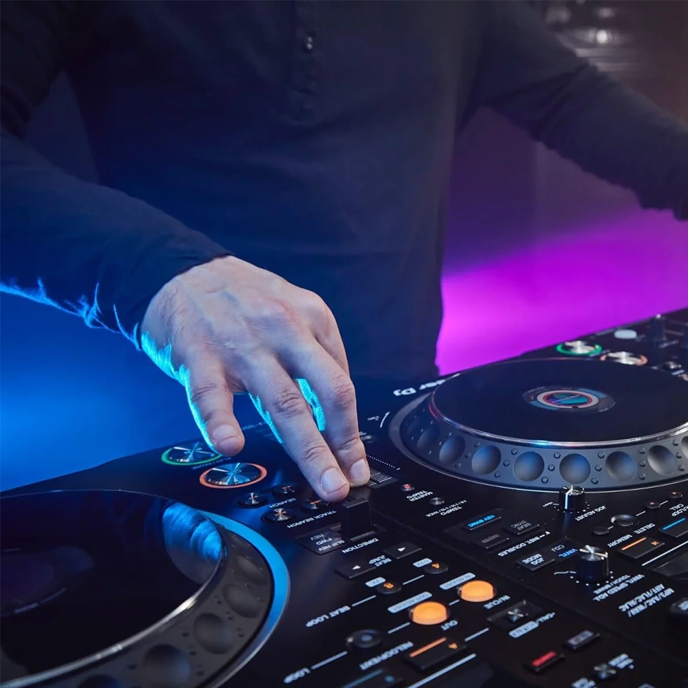 Pioneer CDJ-3000'in 9 inçlik yüksek çözünürlüklü dokunmatik ekranı ve geliştirilmiş jog tekerleği