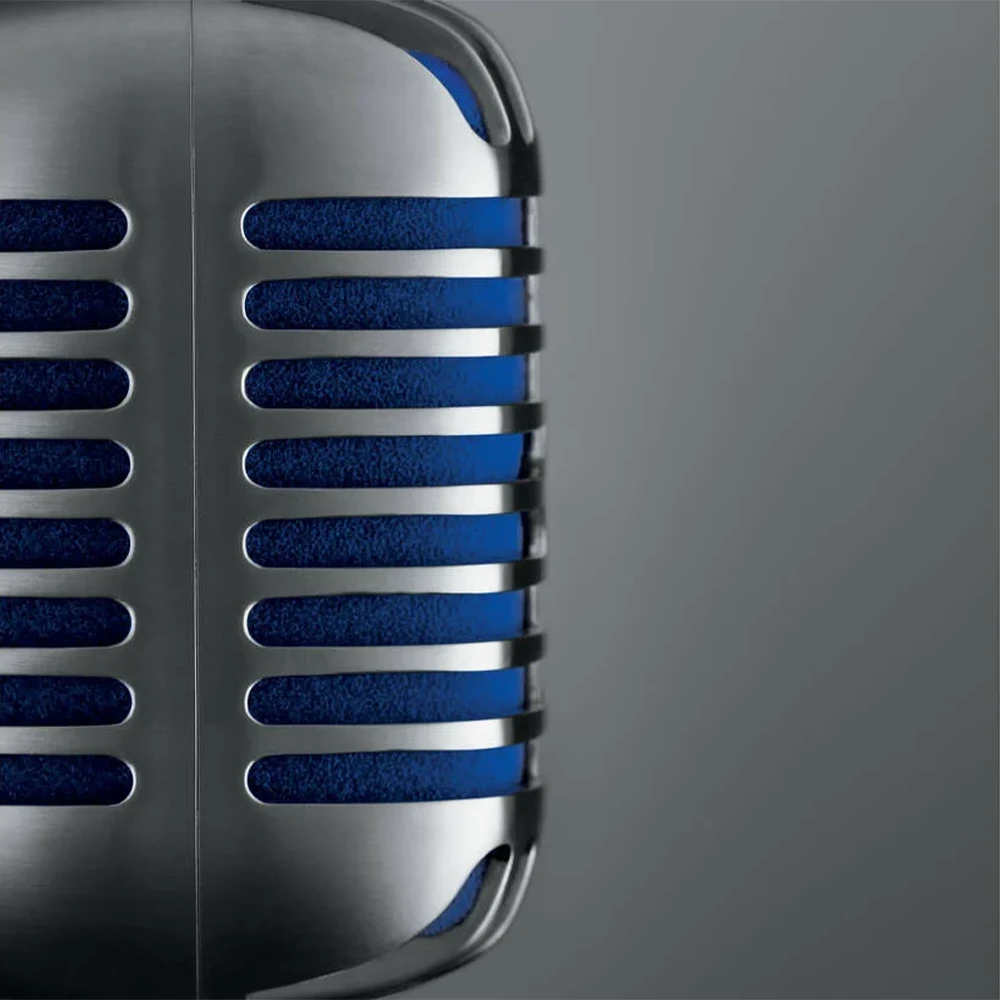 Shure Super 55 mikrofonun ikonik krom kaplama gövdesi ve mavi köpük detayı