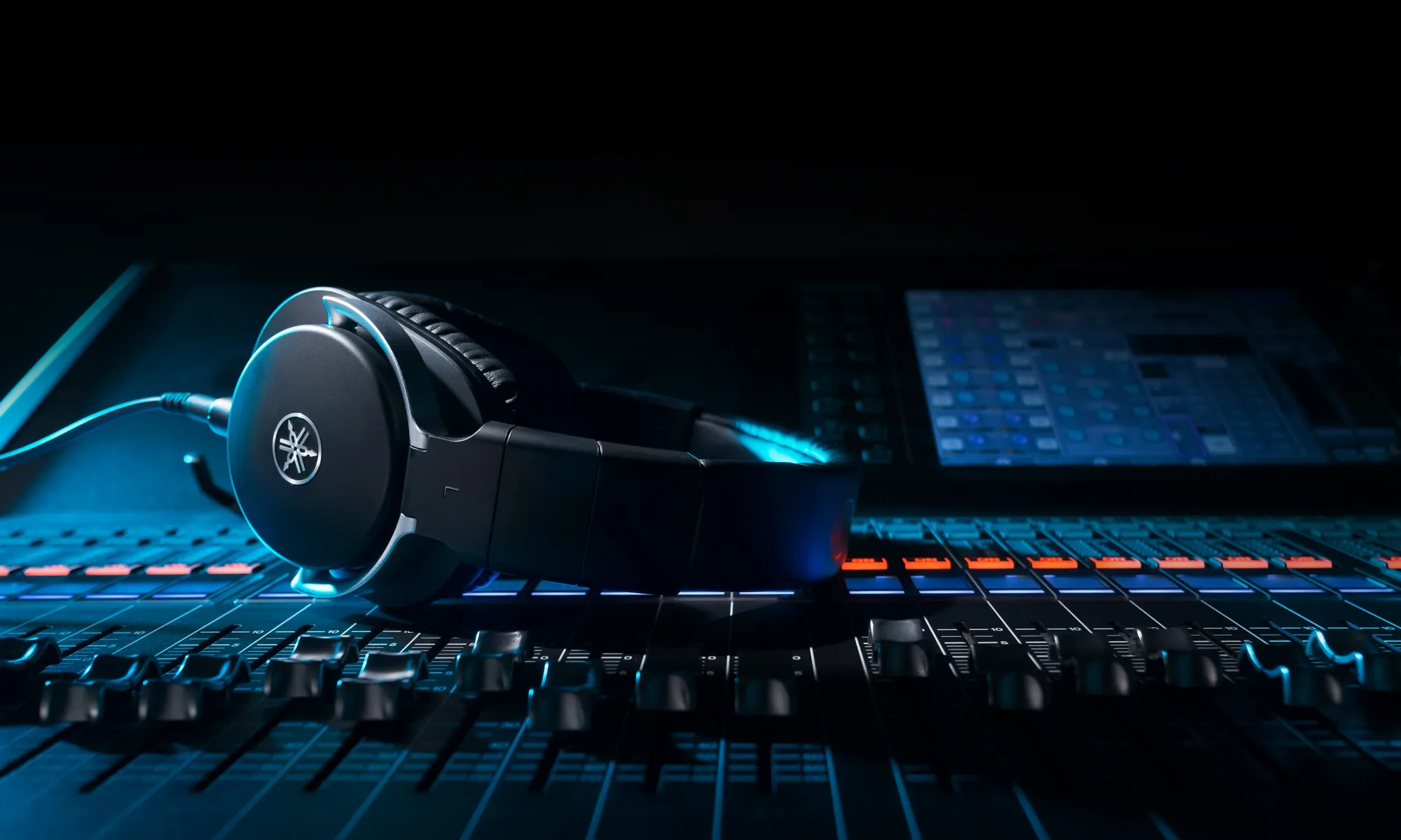 Yamaha HPH-MT7 stüdyo kulaklığının 40mm dinamik sürücüleri