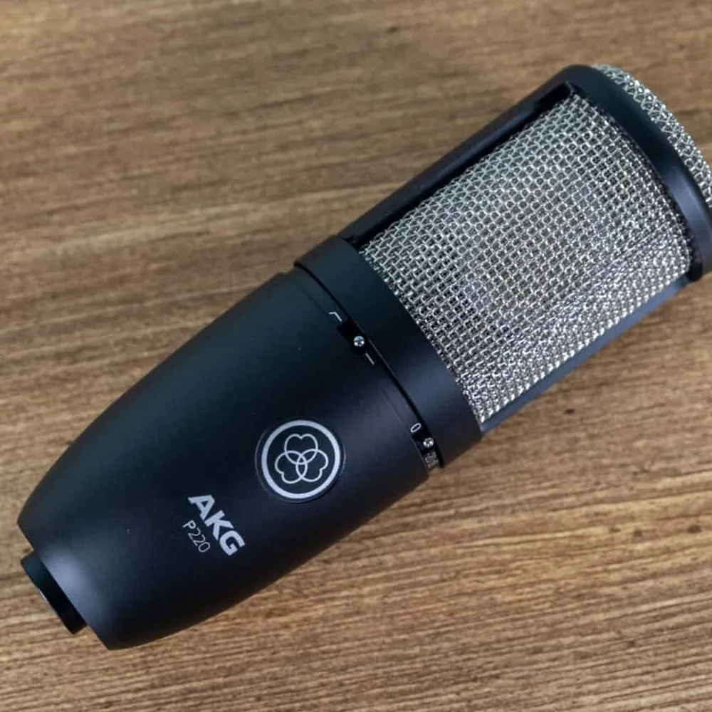 AKG P220 condenser mikrofonun pad ve low-cut filtre anahtarları