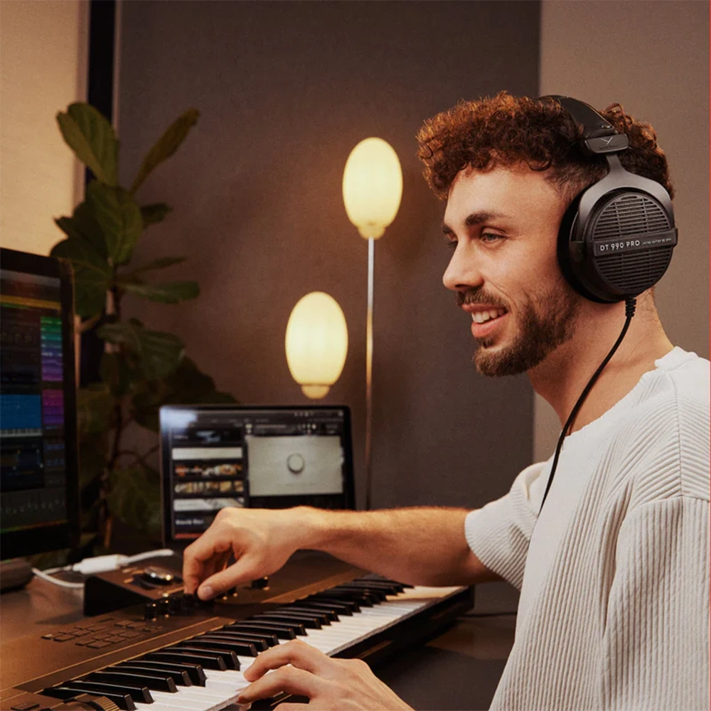 Beyerdynamic DT 990 Pro 80 Ohm kulaklığın açık arka tasarımı ve velur kulak yastıkları