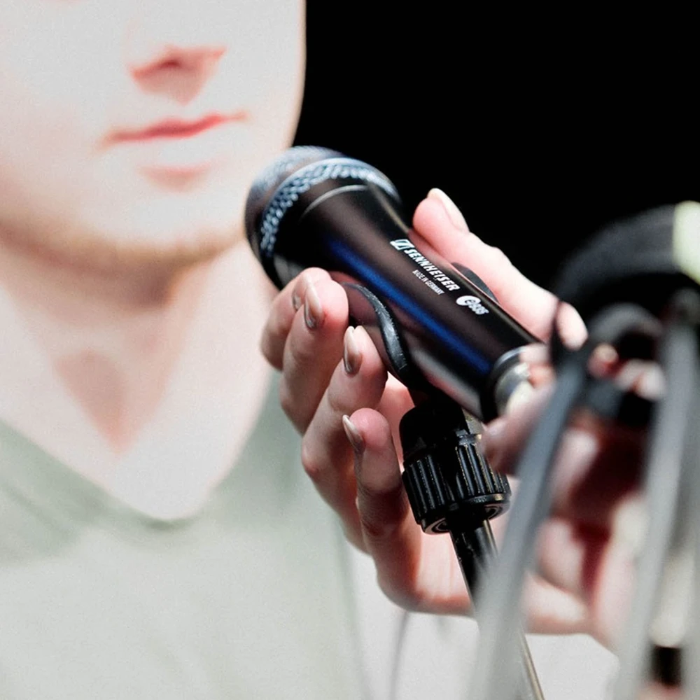 Sennheiser E 935 profesyonel vokal mikrofonu E935 sahnede kullanılıyor