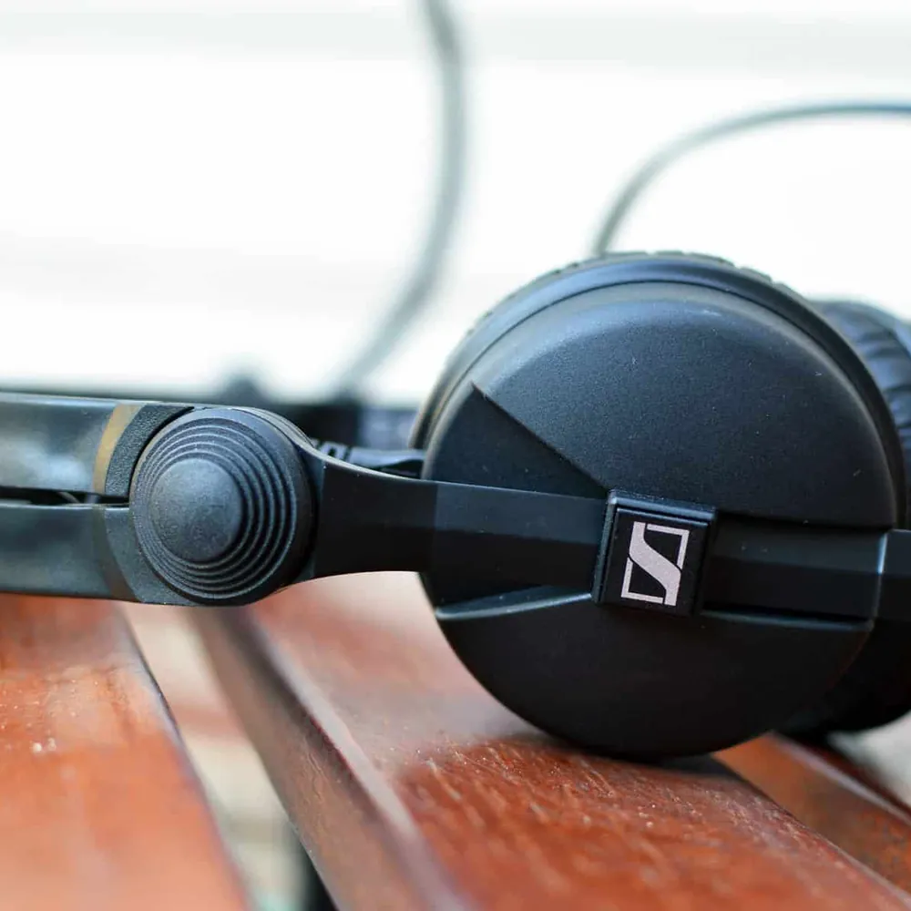 Sennheiser HD25 kulaklığın tek kulak dinleme için dönebilen kapsülü